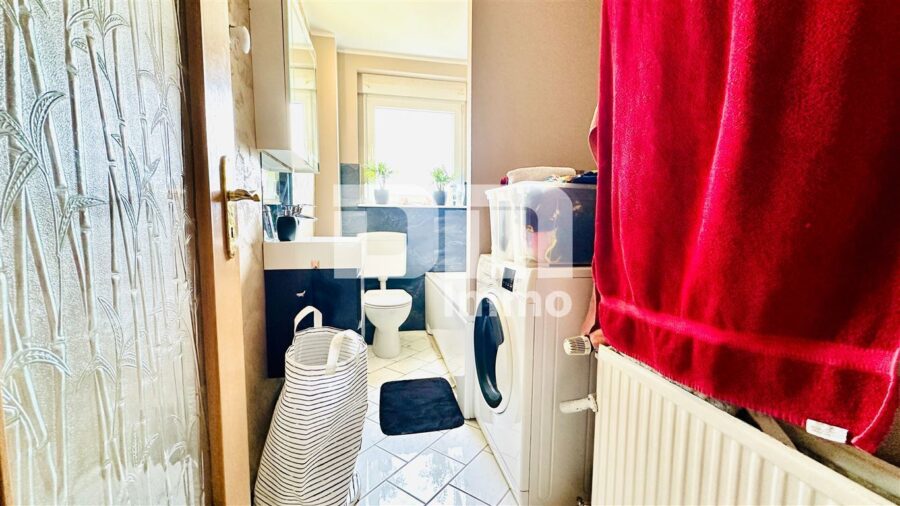 Schöne modernisierte 4 Zimmer Wohnung mit Balkon und Garage - Badezimmer - Badewanne / Waschmaschinenanschluss